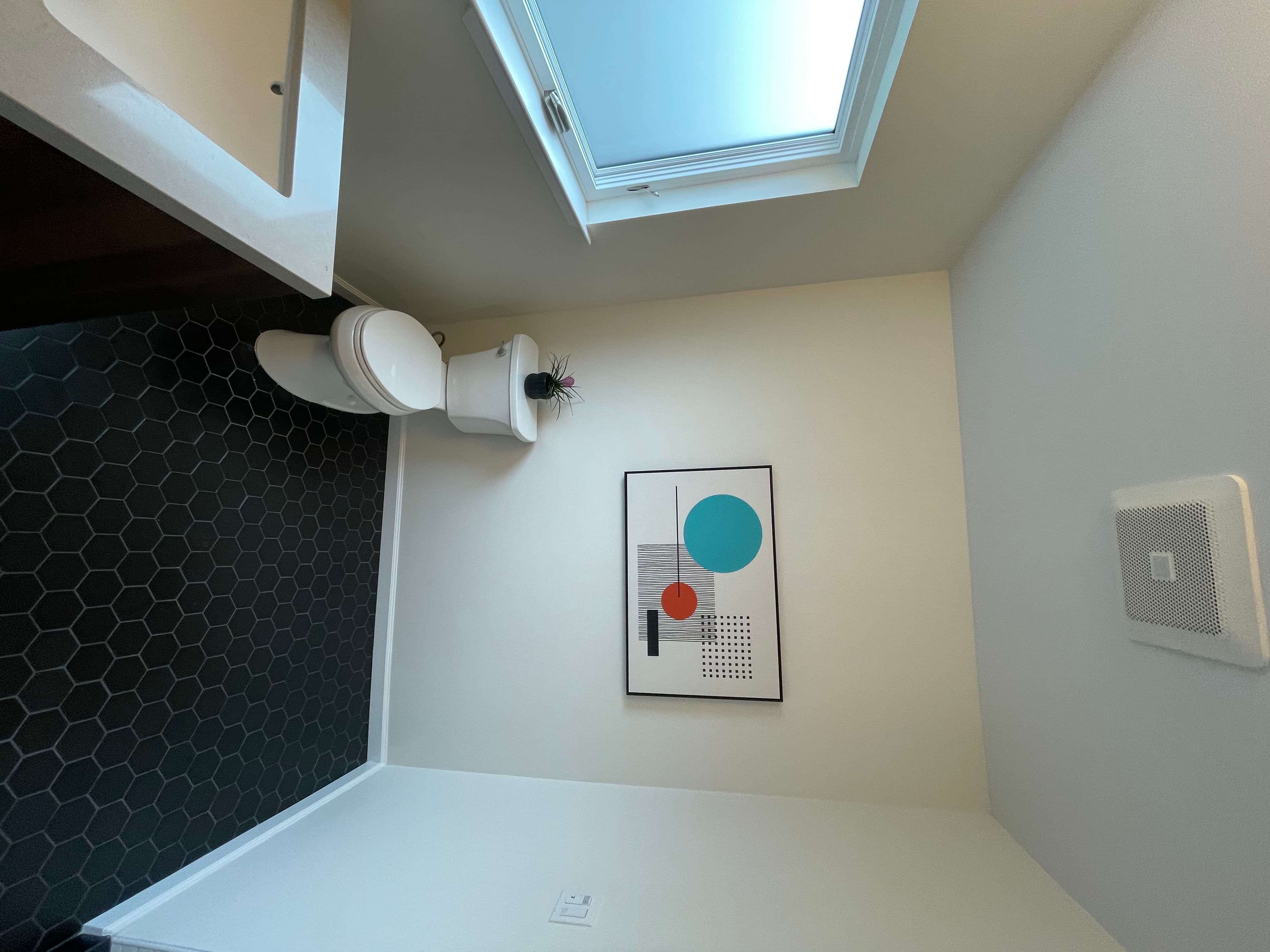 Modern bathroom with dark hexagon tile – San Francisco