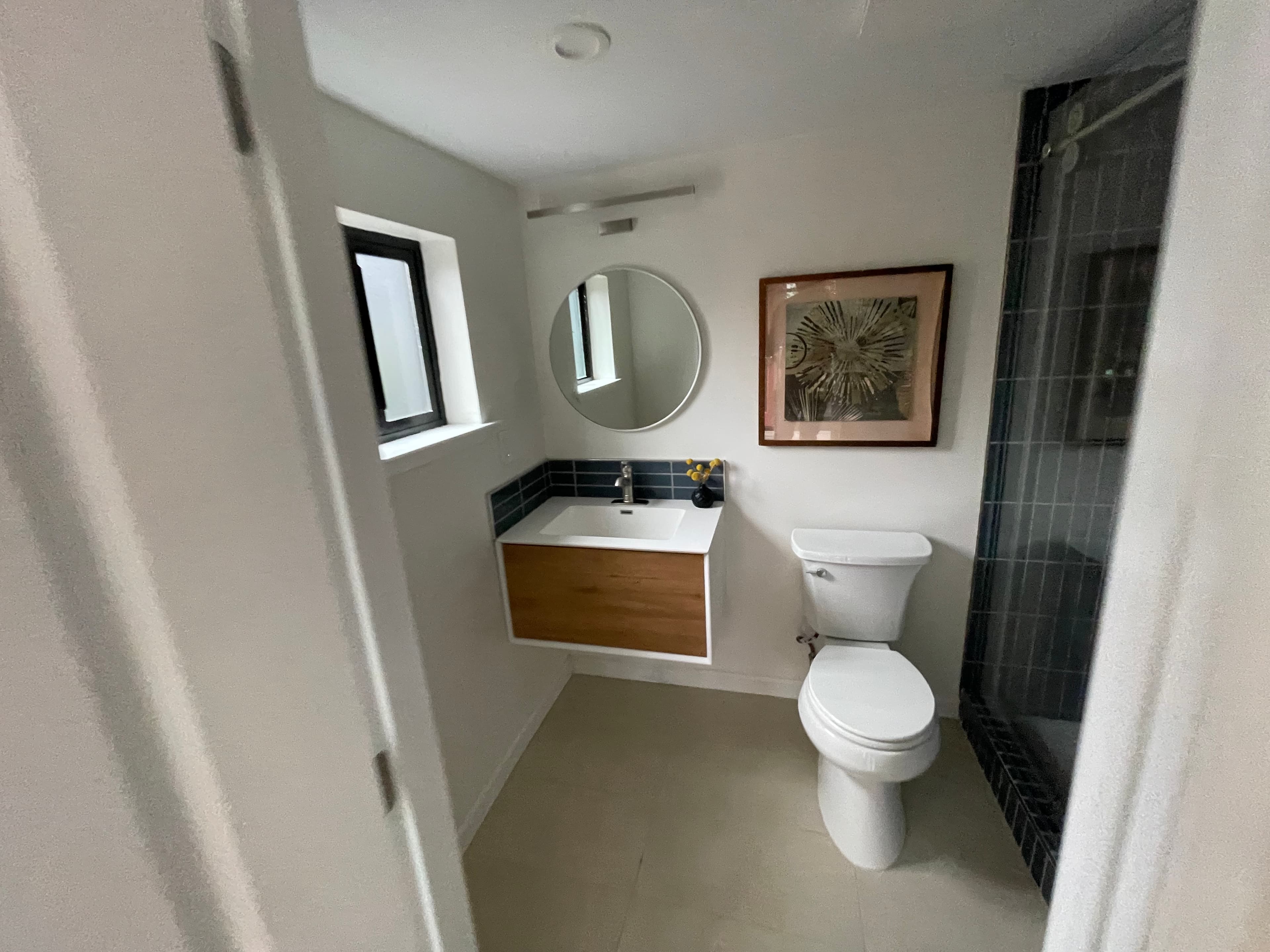 Contemporary bathroom with floating wood vanity – San Francisco